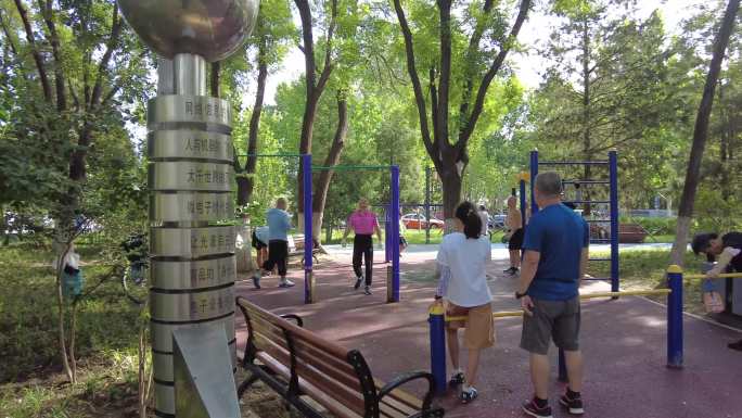 城市街头公园锻炼身体退休生活绿树阳光健身