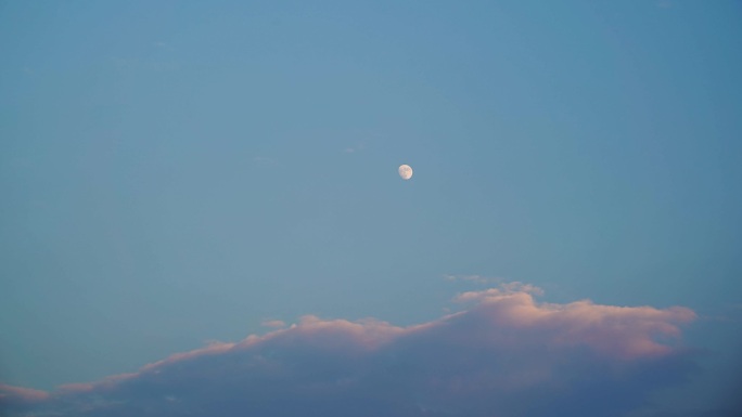 傍晚月亮升起延时蓝色天空黄昏云朵乡村天空