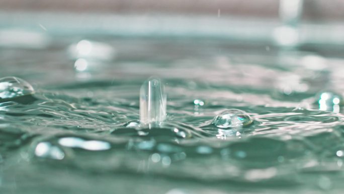 水滴水花四溅水面特写