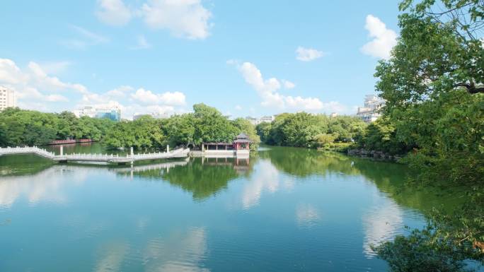 桂林两江四湖湖水湖面倒影中式园林天空之镜