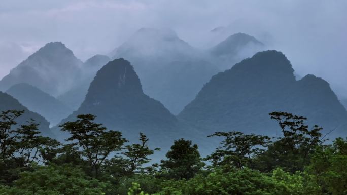 带前景远眺清晨桂林群山