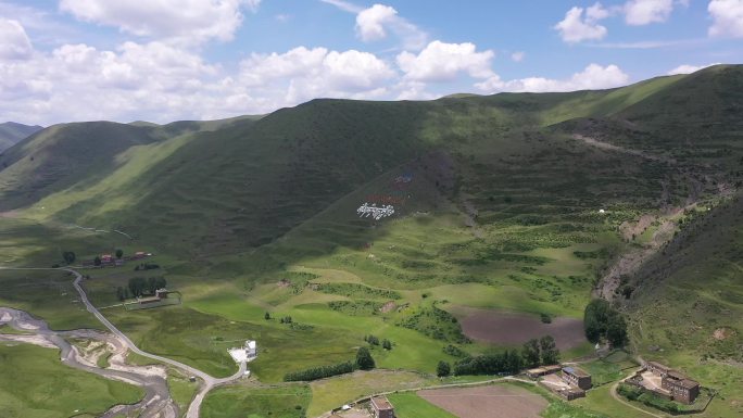 高山草原环绕