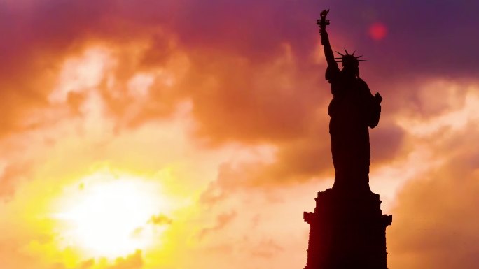 夕阳中的美国自由女神像