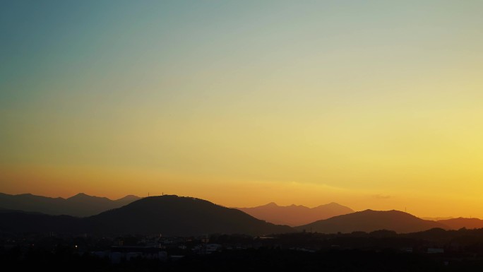 黄昏天空晚霞傍晚纯净天空黄色群山唯美夕阳