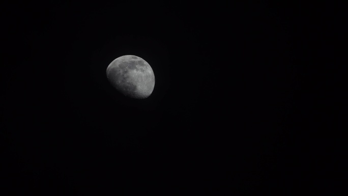 4K实拍 深夜的月亮 穿云黑色背景可商用