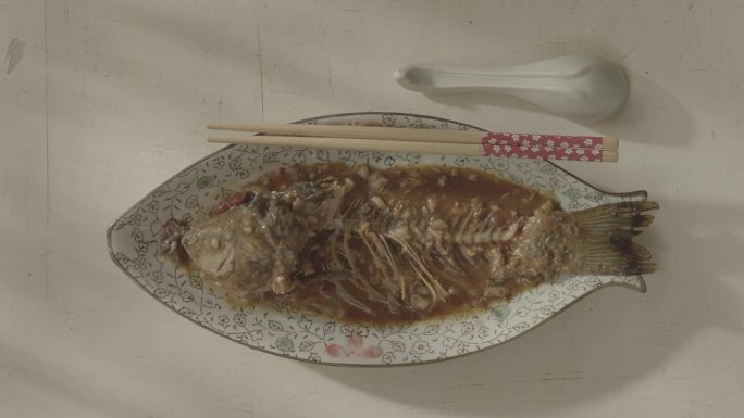 鱼骨 红烧鱼 盘子 筷子 勺子 吃完的鱼