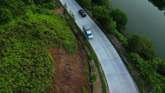 小汽车行驶森林里的山间公路鸟瞰