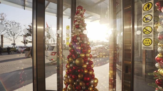 酒店装饰圣诞树旋转门实拍