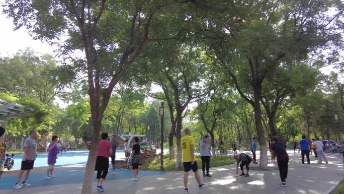 城市街头公园踢毽子锻炼身体退休生活广场舞