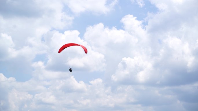 滑翔伞飞翔在蓝天白云间