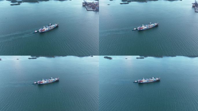 一艘大货轮在盐田港海上行驶的高空航拍