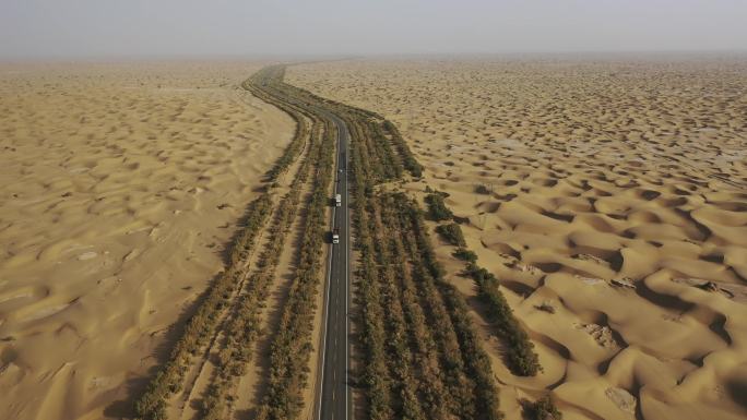 原创新疆塔克拉玛干沙漠石油公路运输航拍