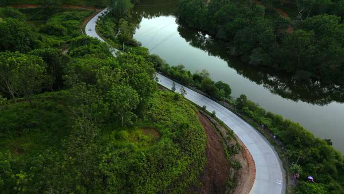 大货车湖边公路驾驶鸟瞰