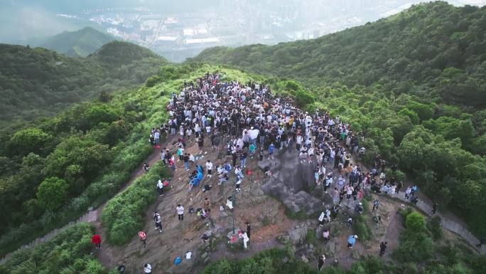 4K正版-航拍山顶等待日出的游客人群03