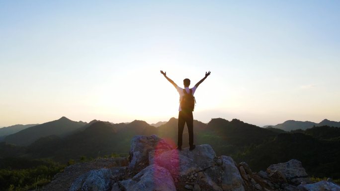 年轻男子冲向山顶眺望远方成功登顶登山剪影