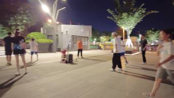 夜晚公园广场年轻人跳街舞视频素材