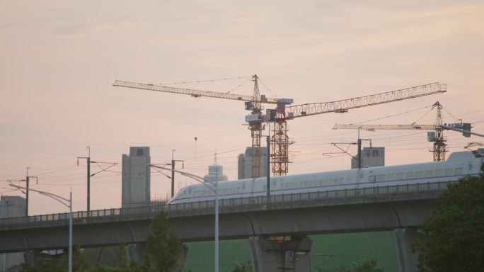 高铁驶过建筑工地