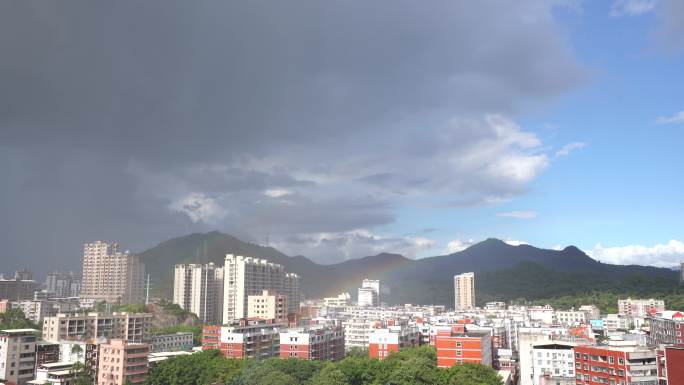 小镇雨后天空彩虹蓝天白云积雨云层乡镇社区