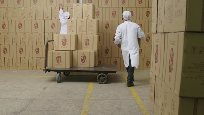 【F55】白酒生产车间包装出厂工人搬运