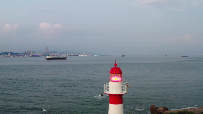 青岛海边的灯塔航拍
