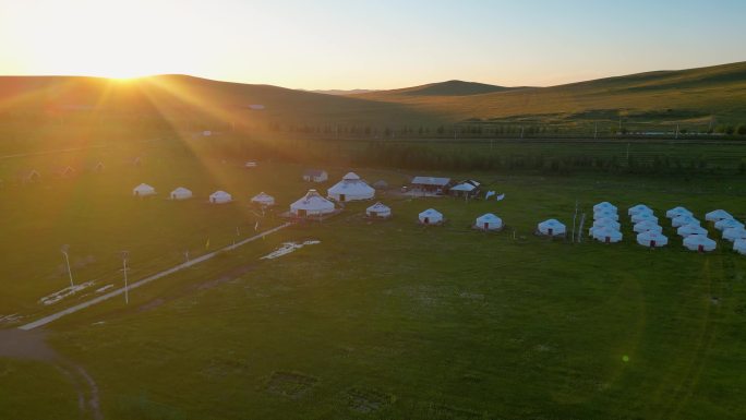 夕阳下的蒙古包营地4k