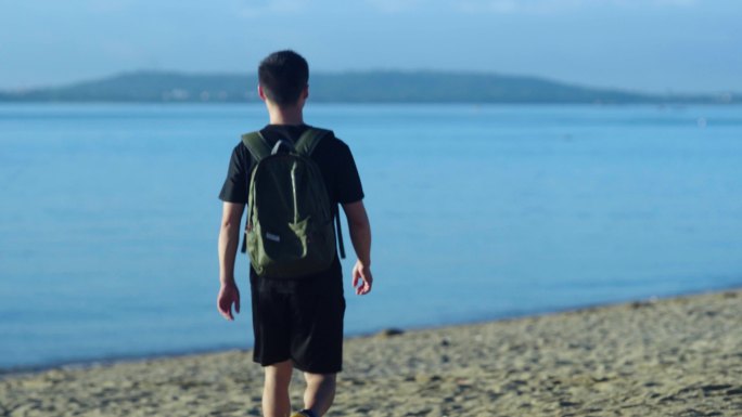 一个男人走向海边凝望大海