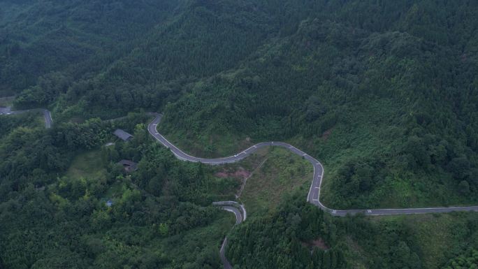 俯瞰山林蜿蜒公路白色车辆03