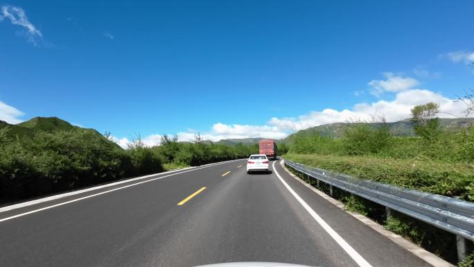 开车视角行驶在公路上  沿途风景