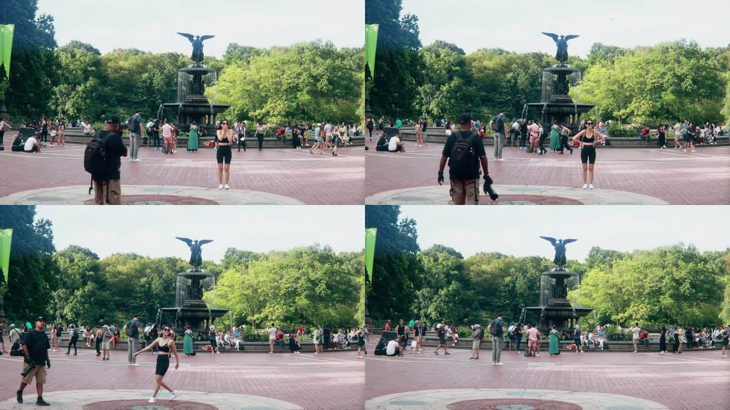 游客拍摄中央公园 喷泉