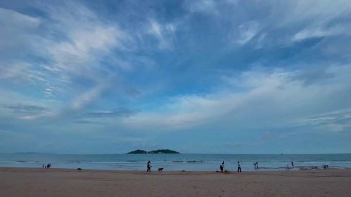 蔚蓝天空 海边沙滩 海边沙滩悠闲散步玩耍