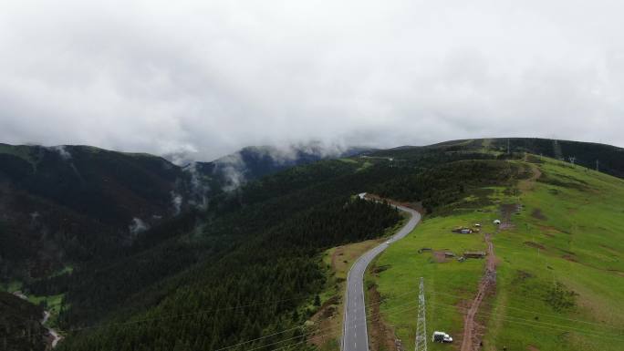 航拍雨后川藏318公路草原