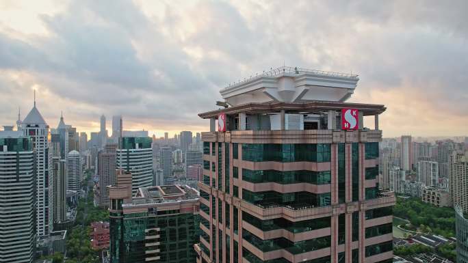 航拍上海中环广场建筑顶部特写