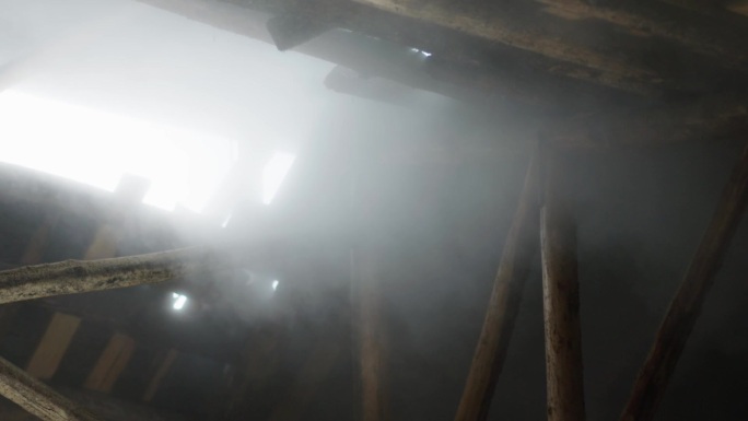 【F55】烟雾缭绕的传统酿酒作坊