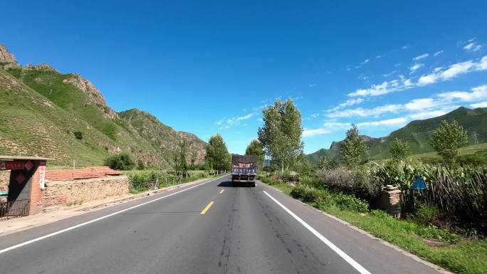 开车视角行驶在公路上  沿途风景