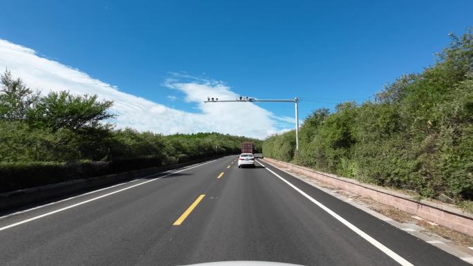 开车视角行驶在公路上  沿途风景