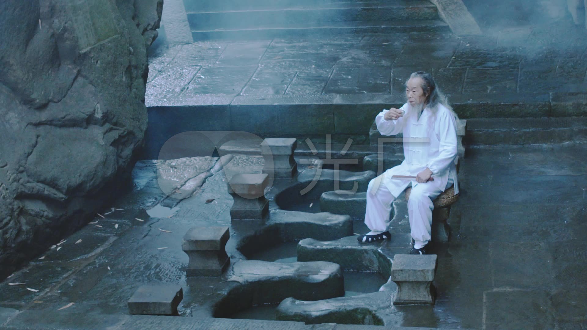 快乐的老年夫妇在阳台喝酒-蓝牛仔影像-中国原创广告影像素材