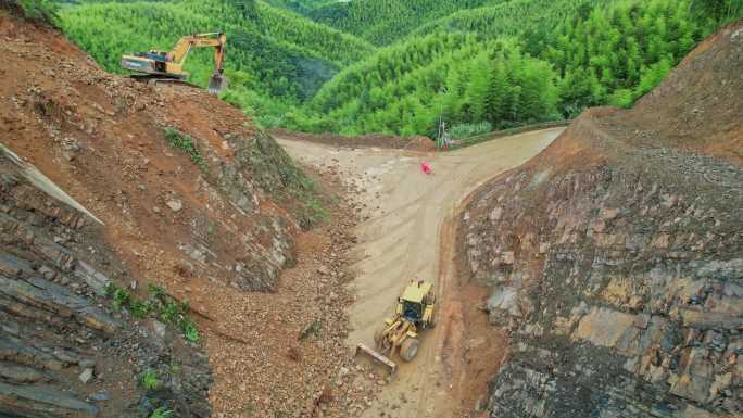 山体滑坡挖掘机施工抢修
