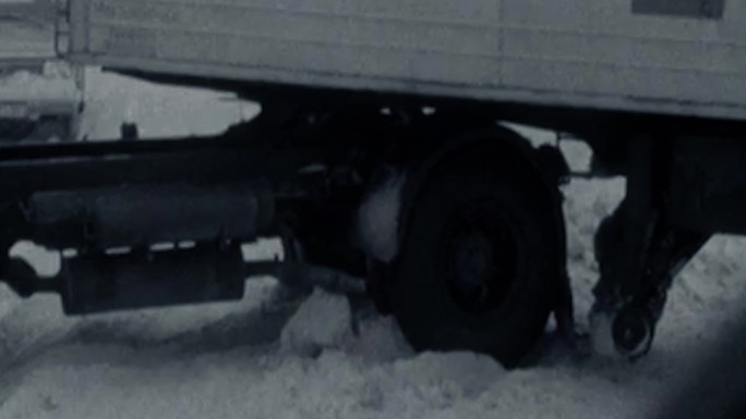 60年代大雪风雪积雪阻塞道路雪景