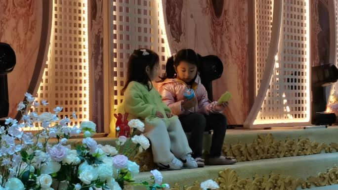 婚礼舞台的两个小花童