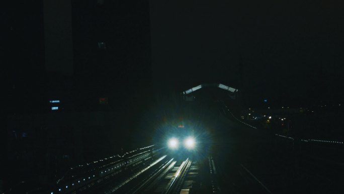 夜晚的地铁 下班回家