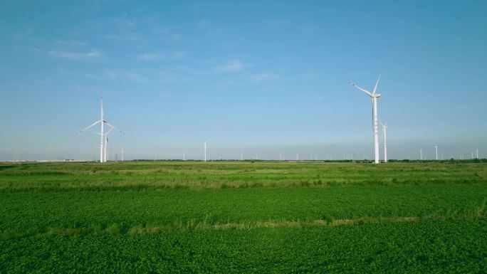 绿色清洁能源农田里的风能发电