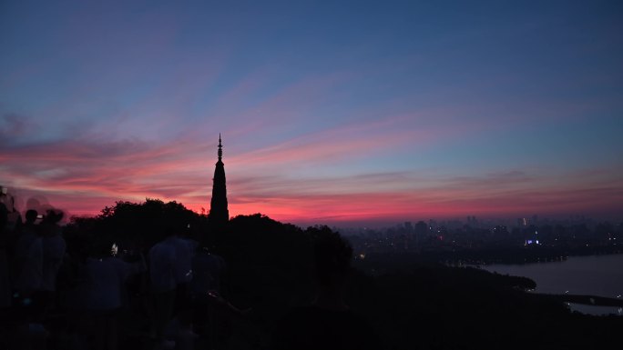 杭州西湖十景之一“宝石流霞”朝霞日出