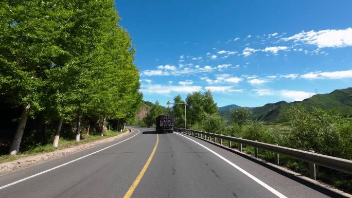 开车视角行驶在公路上  沿途风景