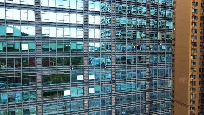 高空作业清理玻璃幕墙大厦美容蜘蛛人擦玻璃