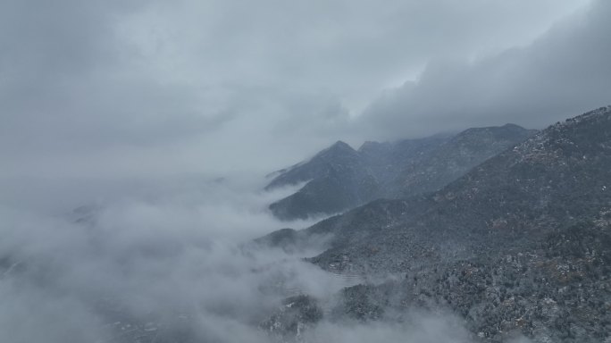 半山腰山脚云雾缭绕阴天小雪航拍白雪覆盖