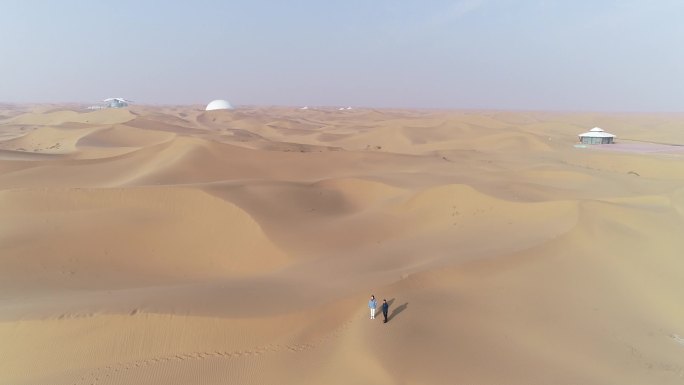行走在腾格里沙漠的游客航拍