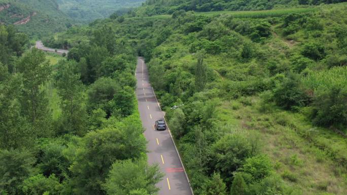 航拍车辆在山路中行驶