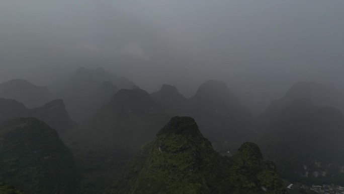 暴风雨中航拍马山大山山区