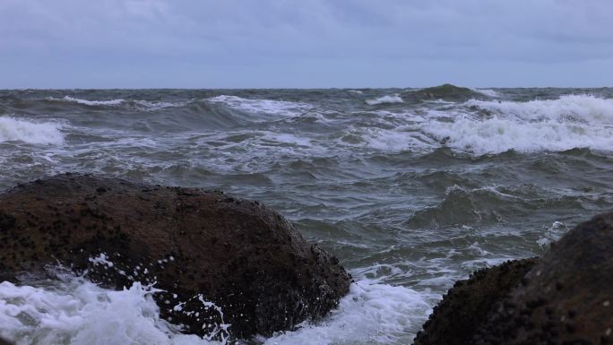 海浪 浪花飞溅 拍打礁石