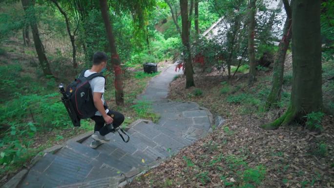 摄影师男生游玩武汉东湖的刘备郊天坛景点